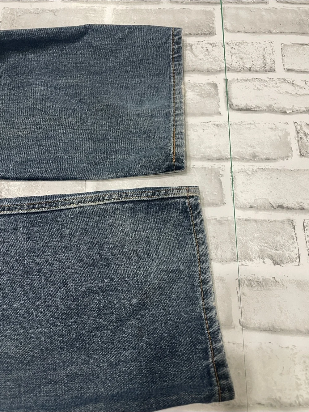 Levi's Men's Faded 514 Blue Slim Straight Jeans. W32 L32. Preowned spots.